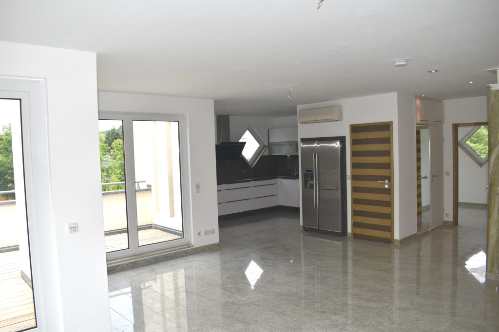 HUST Immobilien GmbH & Co. KG - Immobilienangebot - Pfinztal - Alle - Top ausgestattet! Gepflegte Penthouse-Wohnung mit 2 TG-Stellplätzen in Pfinztal-Berghausen