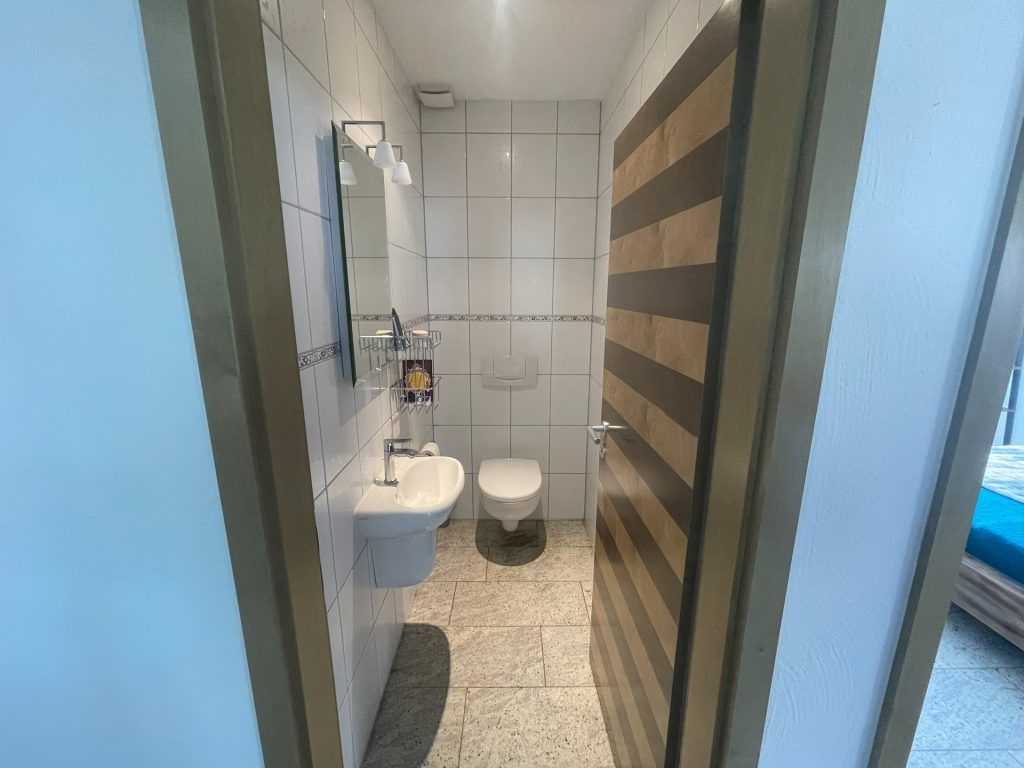 HUST Immobilien GmbH & Co. KG - Immobilienangebot - Pfinztal - Alle - Top ausgestattet! Gepflegte Penthouse-Wohnung mit 2 TG-Stellplätzen in Pfinztal-Berghausen