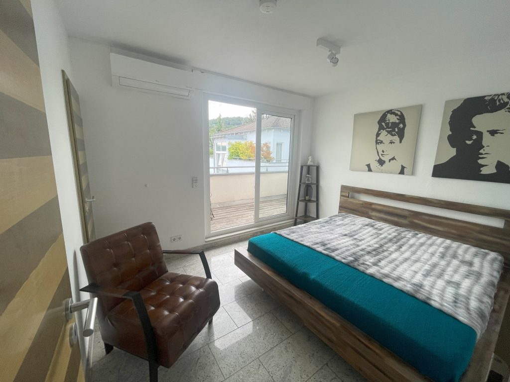 HUST Immobilien GmbH & Co. KG - Immobilienangebot - Pfinztal - Alle - Top ausgestattet! Gepflegte Penthouse-Wohnung mit 2 TG-Stellplätzen in Pfinztal-Berghausen