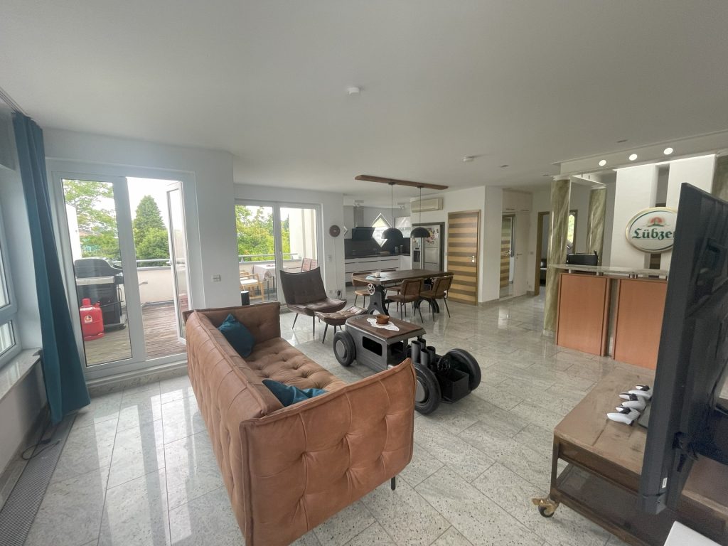 HUST Immobilien GmbH & Co. KG - Immobilienangebot - Pfinztal - Alle - Top ausgestattet! Gepflegte Penthouse-Wohnung mit 2 TG-Stellplätzen in Pfinztal-Berghausen