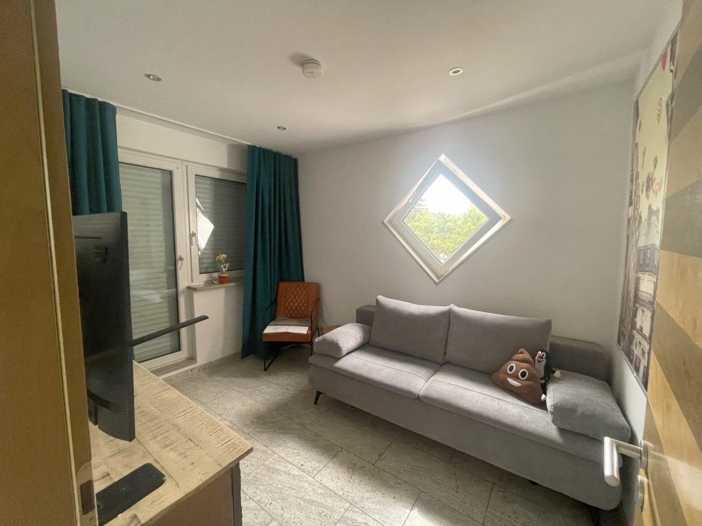 HUST Immobilien GmbH & Co. KG - Immobilienangebot - Pfinztal - Alle - Top ausgestattet! Gepflegte Penthouse-Wohnung mit 2 TG-Stellplätzen in Pfinztal-Berghausen