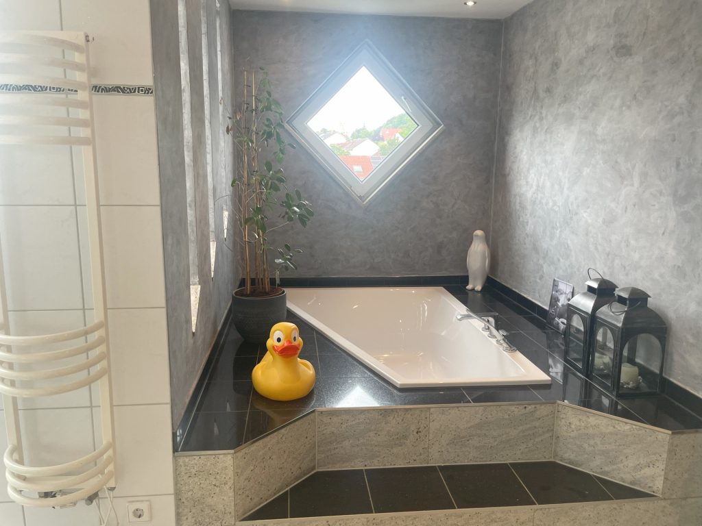 HUST Immobilien GmbH & Co. KG - Immobilienangebot - Pfinztal - Alle - Top ausgestattet! Gepflegte Penthouse-Wohnung mit 2 TG-Stellplätzen in Pfinztal-Berghausen