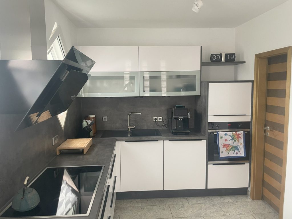 HUST Immobilien GmbH & Co. KG - Immobilienangebot - Pfinztal - Alle - Top ausgestattet! Gepflegte Penthouse-Wohnung mit 2 TG-Stellplätzen in Pfinztal-Berghausen