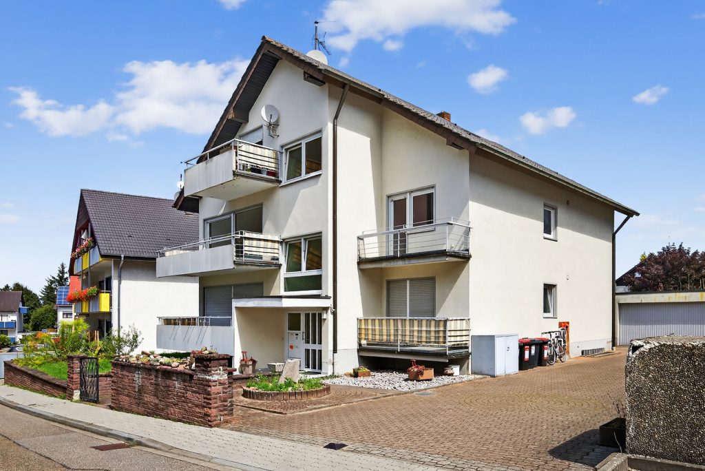 Hausansicht HUST Immobilien GmbH & Co. KG - Immobilienangebot - Karlsruhe - Alle - Sonnige 4 Zimmer-Wohnung mit drei Balkonen und viel Raum zur individuellen Gestaltung