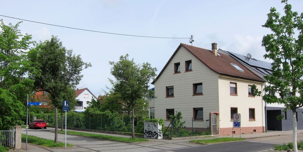 HUST Immobilien GmbH & Co. KG - Immobilienangebot - Karlsruhe / Neureut - Grundstücke - Großes Grundstück mit Bauplatz und 2-FH in bester Lage in Neureut - gegenüber Parkanlage