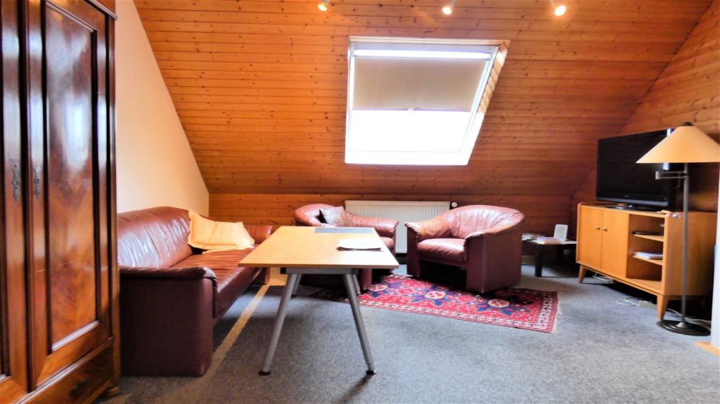 HUST Immobilien GmbH & Co. KG - Immobilienangebot - Karlsruhe / Neureut - Grundstücke - Großes Grundstück mit Bauplatz und 2-FH in bester Lage in Neureut - gegenüber Parkanlage