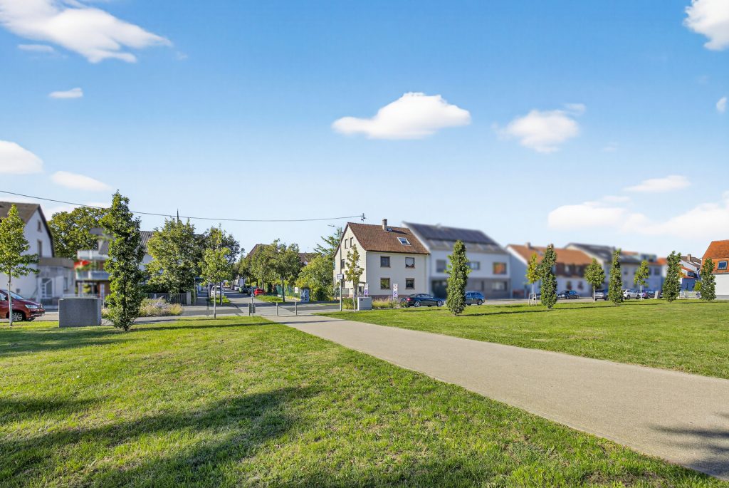 HUST Immobilien GmbH & Co. KG - Immobilienangebot - Karlsruhe / Neureut - Grundstücke - Großes Grundstück mit Bauplatz und 2-FH in bester Lage in Neureut - gegenüber Parkanlage!