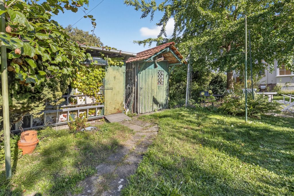 HUST Immobilien GmbH & Co. KG - Immobilienangebot - Karlsruhe / Neureut - Grundstücke - Großes Grundstück mit Bauplatz und 2-FH in bester Lage in Neureut - gegenüber Parkanlage!