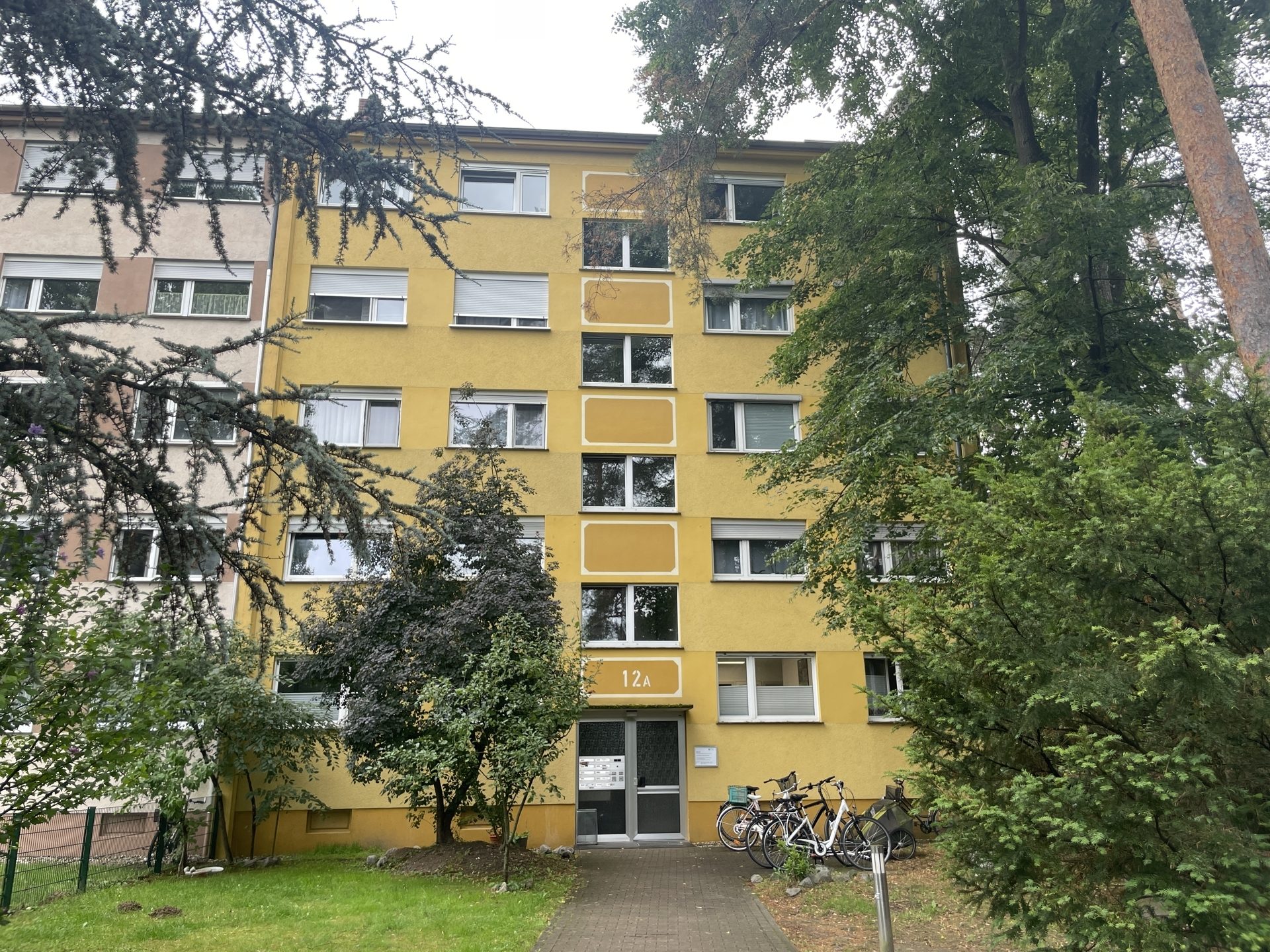HUST Immobilien GmbH & Co. KG - Immobilienangebot - Karlsruhe / Waldstadt - Alle - Charmante 3-Zimmer-Wohnung mit Loggia in gepflegtem Mehrfamilienhaus - ab dem 1.9. bezugsfrei