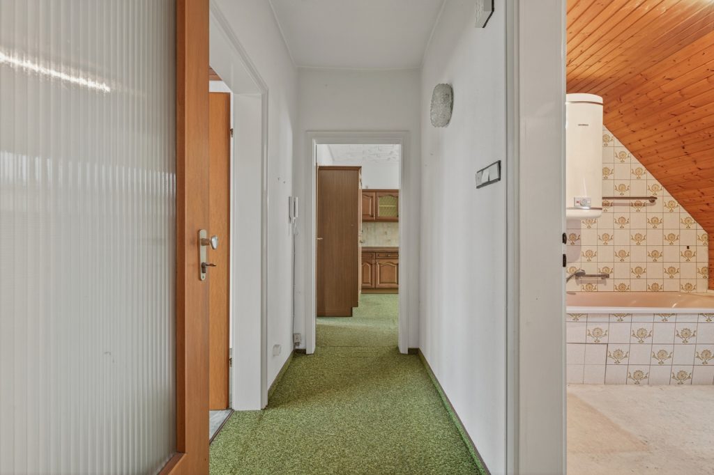 HUST Immobilien GmbH & Co. KG - Immobilienangebot - Linkenheim-Hochstetten - Alle - Zweifamilienhaus mit großem Grundstück, Scheune und Dachterrasse in  Linkenheim-Hochstetten