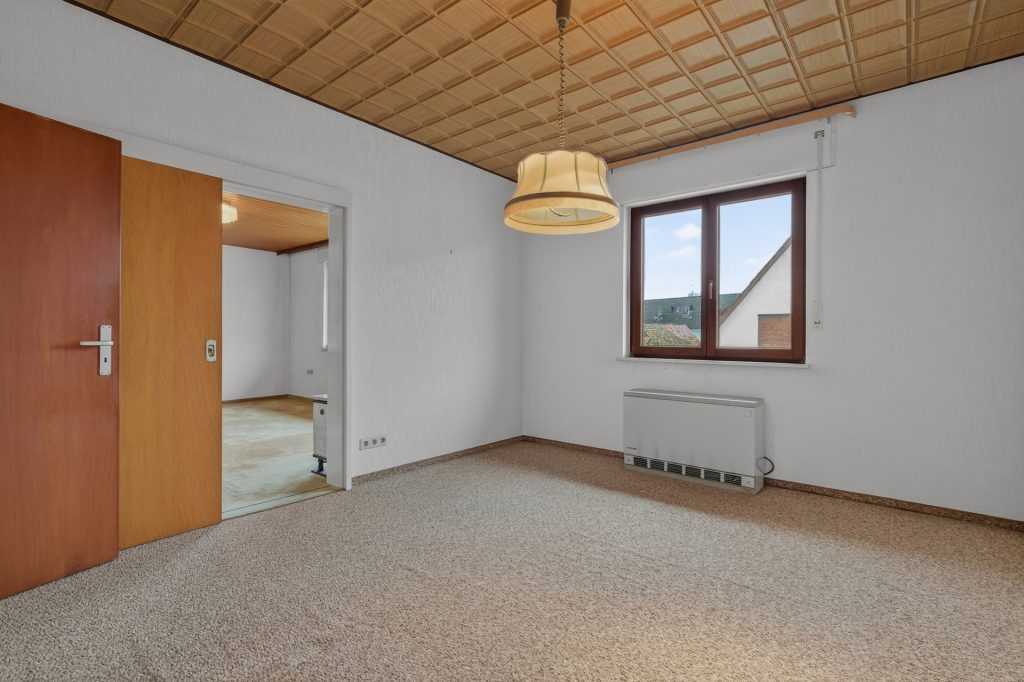 HUST Immobilien GmbH & Co. KG - Immobilienangebot - Linkenheim-Hochstetten - Alle - Zweifamilienhaus mit großem Grundstück, Scheune und Dachterrasse in  Linkenheim-Hochstetten