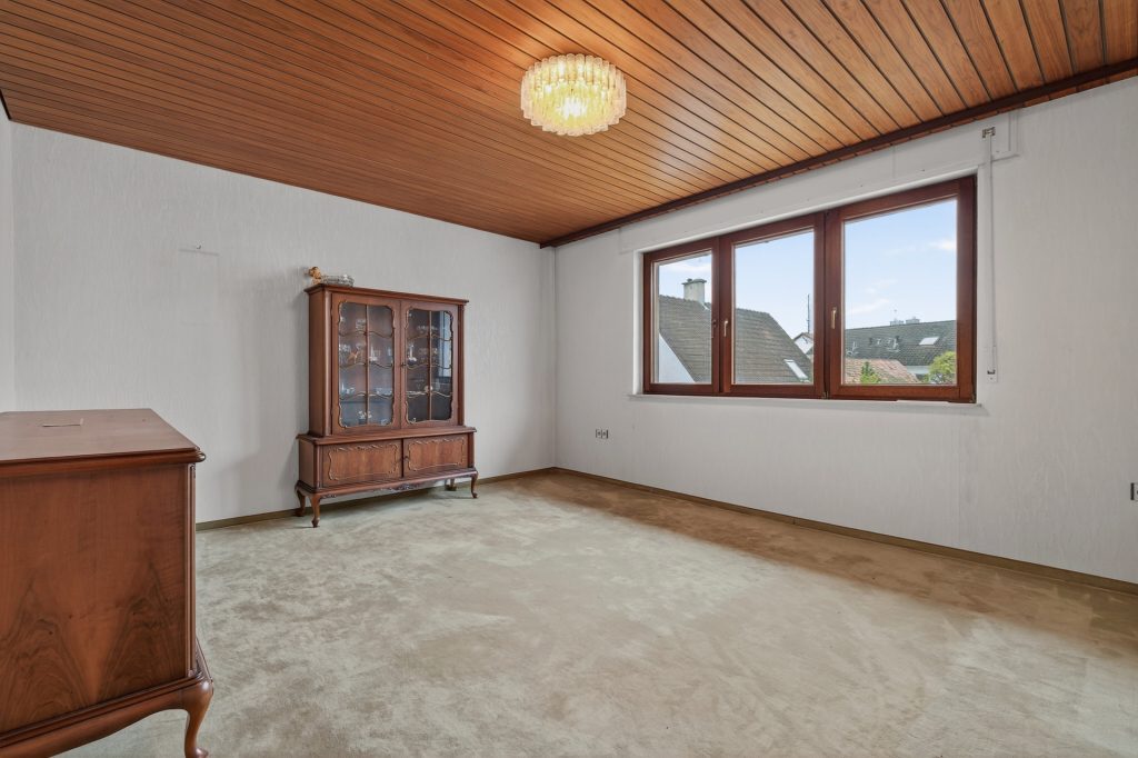 HUST Immobilien GmbH & Co. KG - Immobilienangebot - Linkenheim-Hochstetten - Alle - Zweifamilienhaus mit großem Grundstück, Scheune und Dachterrasse in  Linkenheim-Hochstetten