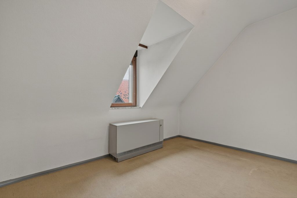 HUST Immobilien GmbH & Co. KG - Immobilienangebot - Linkenheim-Hochstetten - Alle - Zweifamilienhaus mit großem Grundstück, Scheune und Dachterrasse in  Linkenheim-Hochstetten