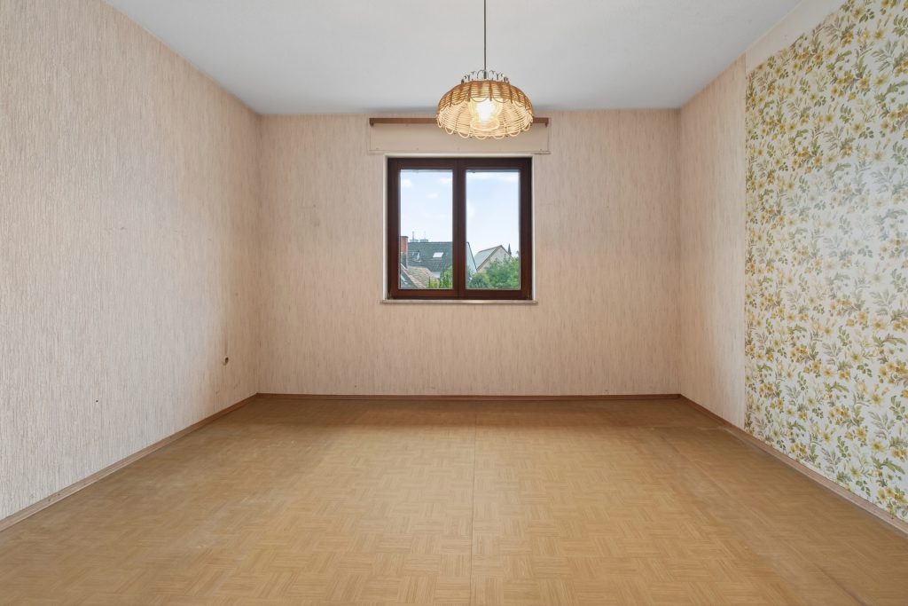 HUST Immobilien GmbH & Co. KG - Immobilienangebot - Linkenheim-Hochstetten - Alle - Zweifamilienhaus mit großem Grundstück, Scheune und Dachterrasse in  Linkenheim-Hochstetten