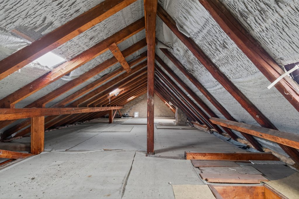 HUST Immobilien GmbH & Co. KG - Immobilienangebot - Linkenheim-Hochstetten - Alle - Zweifamilienhaus mit großem Grundstück, Scheune und Dachterrasse in  Linkenheim-Hochstetten