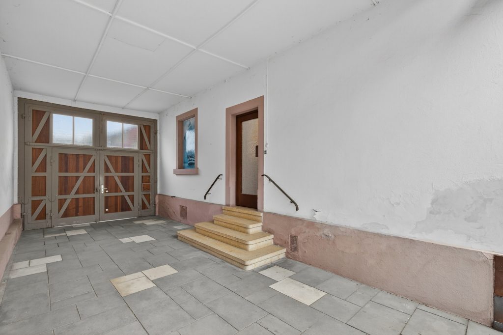 HUST Immobilien GmbH & Co. KG - Immobilienangebot - Linkenheim-Hochstetten - Alle - Zweifamilienhaus mit großem Grundstück, Scheune und Dachterrasse in  Linkenheim-Hochstetten
