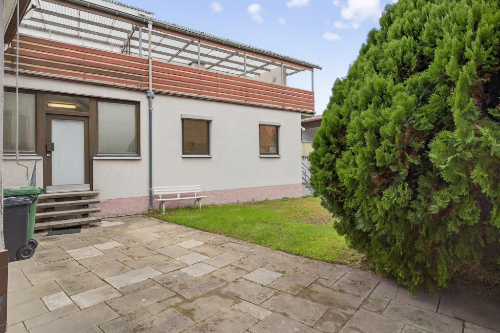 HUST Immobilien GmbH & Co. KG - Immobilienangebot - Linkenheim-Hochstetten - Alle - Zweifamilienhaus mit großem Grundstück, Scheune und Dachterrasse in  Linkenheim-Hochstetten