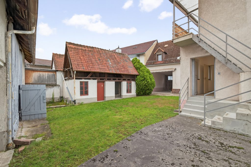 HUST Immobilien GmbH & Co. KG - Immobilienangebot - Linkenheim-Hochstetten - Alle - Zweifamilienhaus mit großem Grundstück, Scheune und Dachterrasse in  Linkenheim-Hochstetten