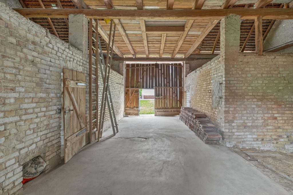 HUST Immobilien GmbH & Co. KG - Immobilienangebot - Linkenheim-Hochstetten - Alle - Zweifamilienhaus mit großem Grundstück, Scheune und Dachterrasse in  Linkenheim-Hochstetten