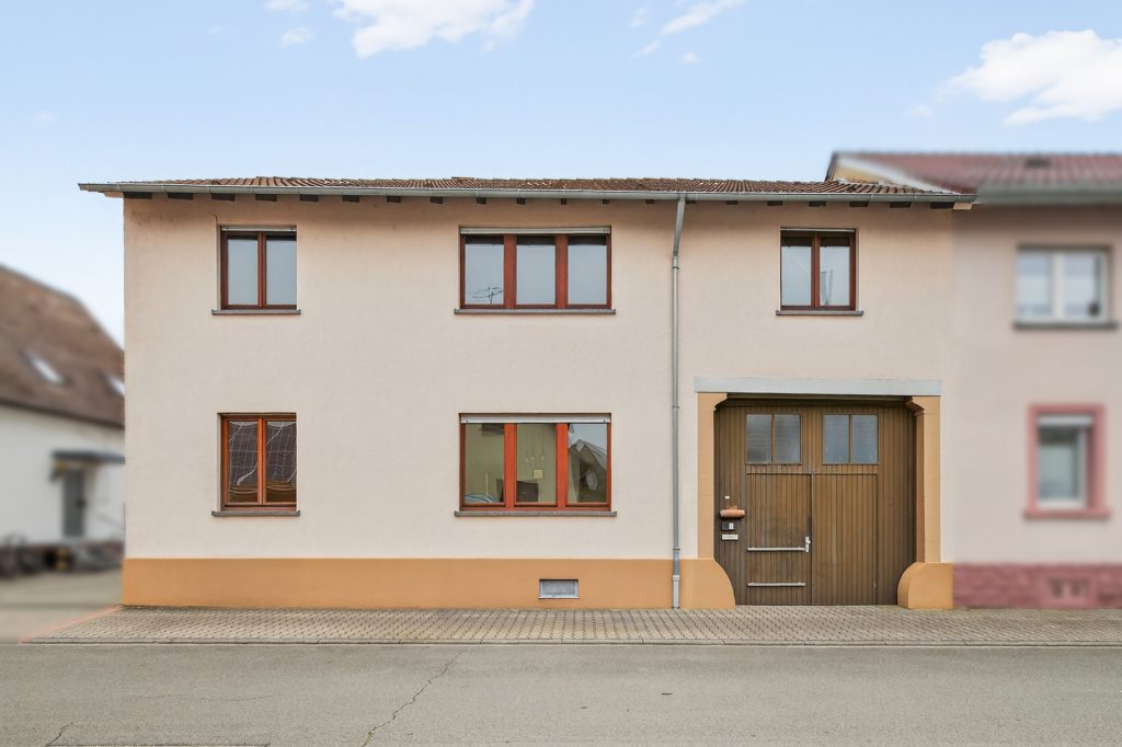 HUST Immobilien GmbH & Co. KG - Immobilienangebot - Linkenheim-Hochstetten - Alle - Zweifamilienhaus mit großem Grundstück, Scheune und Dachterrasse in  Linkenheim-Hochstetten