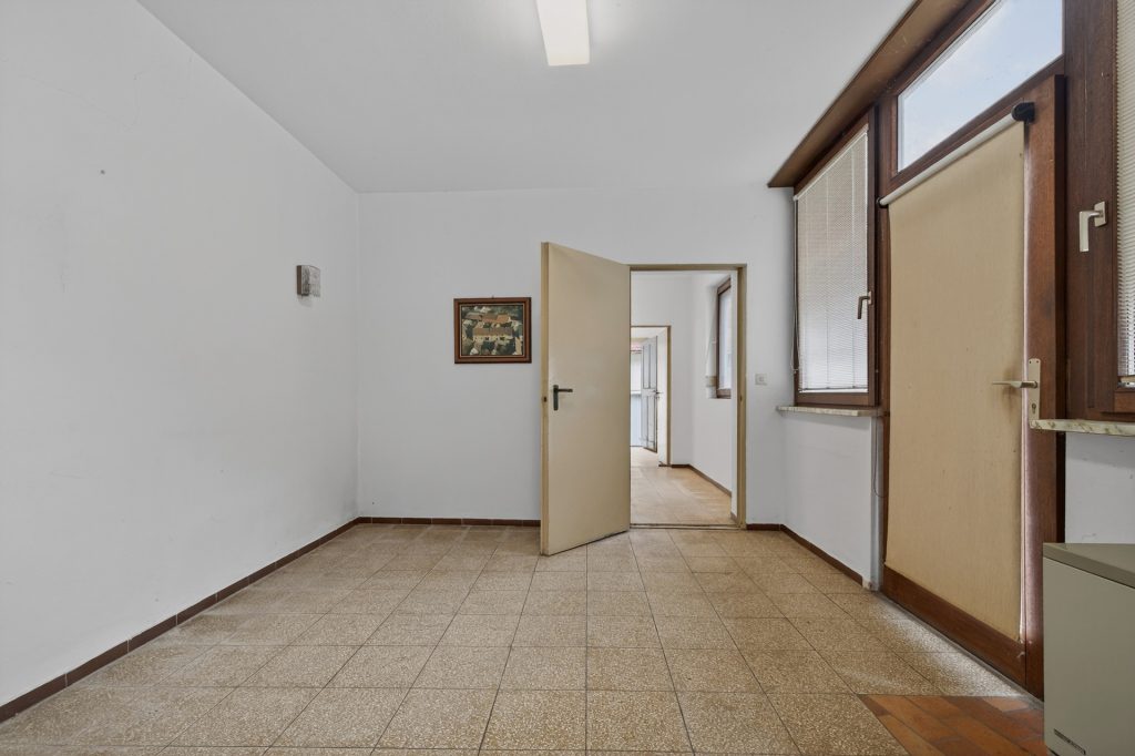 HUST Immobilien GmbH & Co. KG - Immobilienangebot - Linkenheim-Hochstetten - Alle - Zweifamilienhaus mit großem Grundstück, Scheune und Dachterrasse in  Linkenheim-Hochstetten