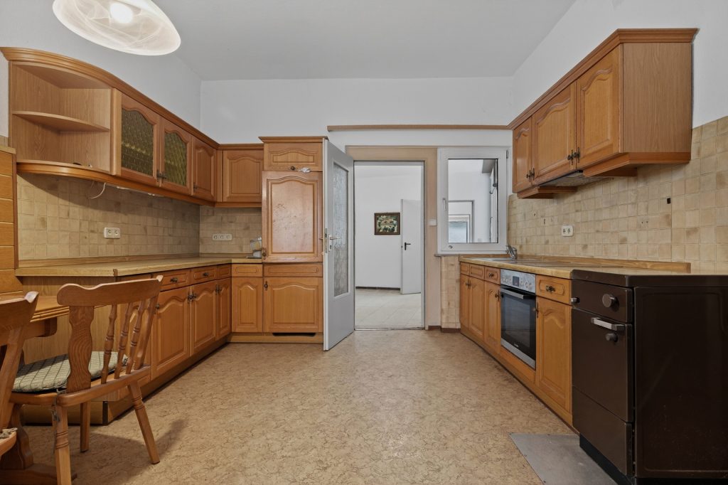 HUST Immobilien GmbH & Co. KG - Immobilienangebot - Linkenheim-Hochstetten - Alle - Zweifamilienhaus mit großem Grundstück, Scheune und Dachterrasse in  Linkenheim-Hochstetten