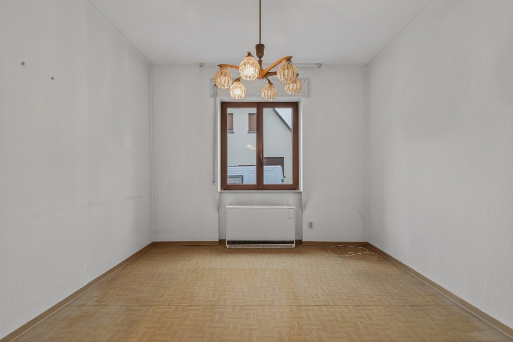 HUST Immobilien GmbH & Co. KG - Immobilienangebot - Linkenheim-Hochstetten - Alle - Zweifamilienhaus mit großem Grundstück, Scheune und Dachterrasse in  Linkenheim-Hochstetten