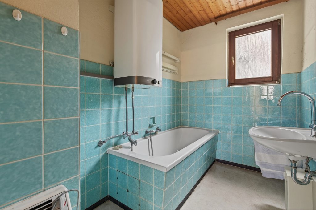 HUST Immobilien GmbH & Co. KG - Immobilienangebot - Linkenheim-Hochstetten - Alle - Zweifamilienhaus mit großem Grundstück, Scheune und Dachterrasse in  Linkenheim-Hochstetten