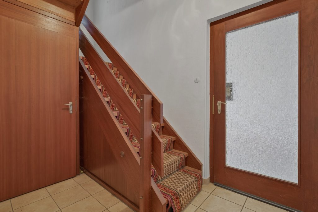HUST Immobilien GmbH & Co. KG - Immobilienangebot - Linkenheim-Hochstetten - Alle - Zweifamilienhaus mit großem Grundstück, Scheune und Dachterrasse in  Linkenheim-Hochstetten
