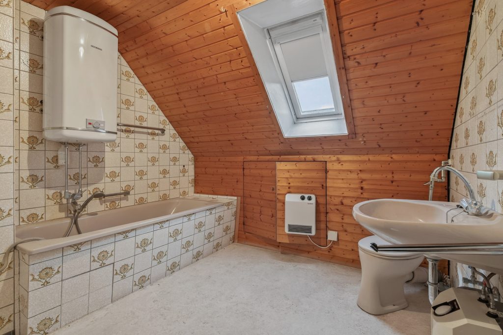 HUST Immobilien GmbH & Co. KG - Immobilienangebot - Linkenheim-Hochstetten - Alle - Zweifamilienhaus mit großem Grundstück, Scheune und Dachterrasse in  Linkenheim-Hochstetten