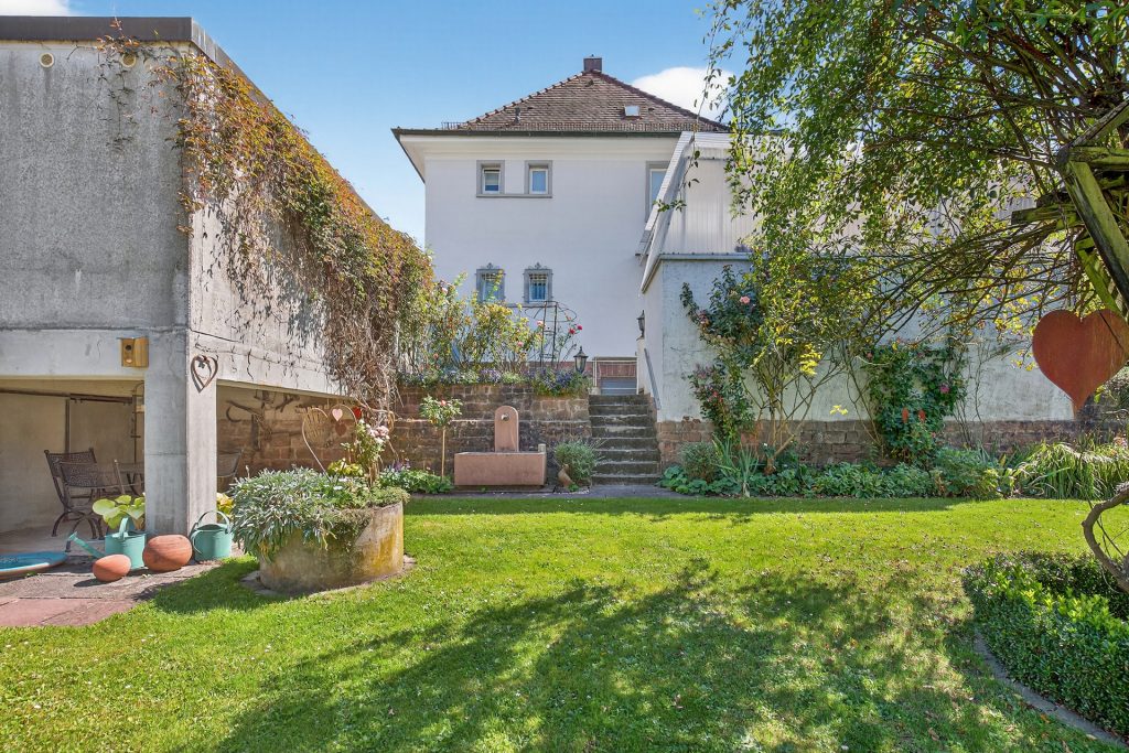 HUST Immobilien GmbH & Co. KG - Immobilienangebot - Ettlingen - Alle - Gepflegtes Anwesen am Ettlinger Vogelsang mit großer Terrasse, schönem Garten und zwei Garagen