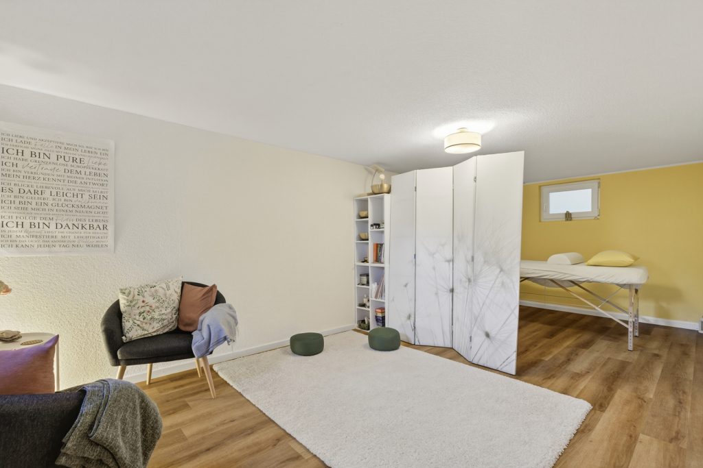 HUST Immobilien GmbH & Co. KG - Immobilienangebot - Durmersheim - Alle - Großzügiger Bungalow im Reihenmittelhaus-Stil mit Garten & Garage
sucht neue Eigentümer