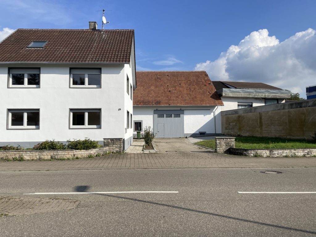 HUST Immobilien GmbH & Co. KG - Immobilienangebot - Gondelsheim - Alle - Großes Einfamilienhaus mit Scheune und Garten – ideal für Mehrgenerationen