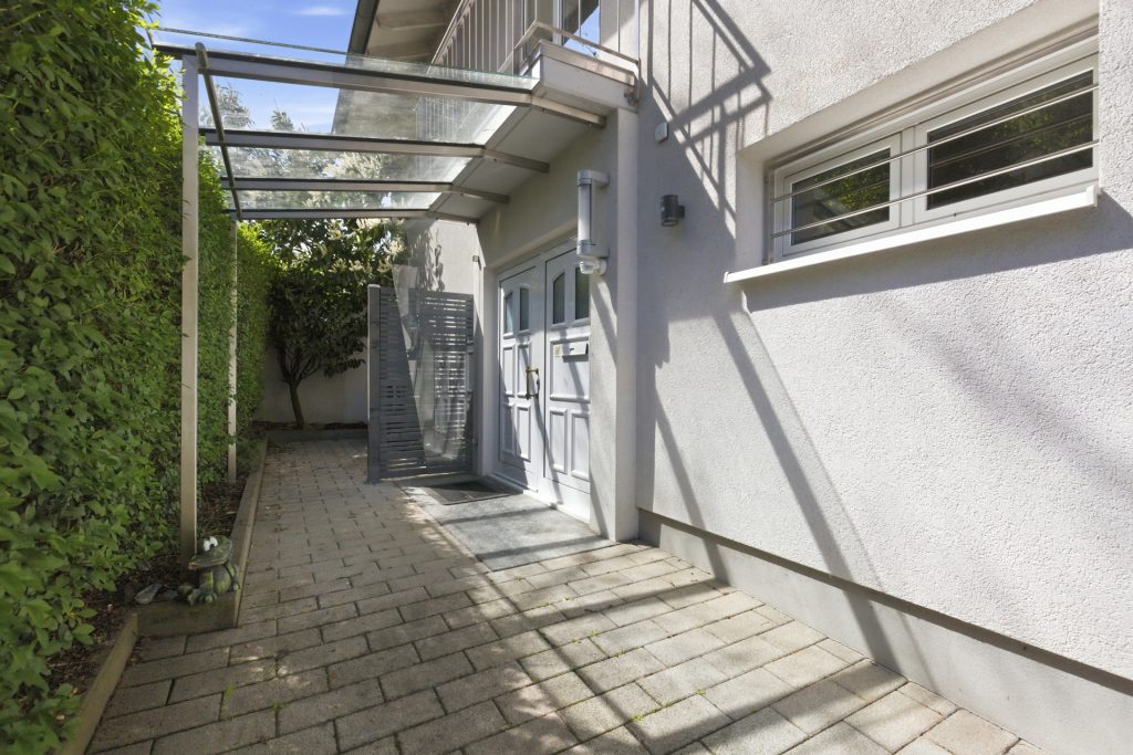 HUST Immobilien GmbH & Co. KG - Immobilienangebot - Weingarten - Alle - Exklusives Wohnen mit Weitblick – Stil, Komfort und Aussicht bis in die Pfalz