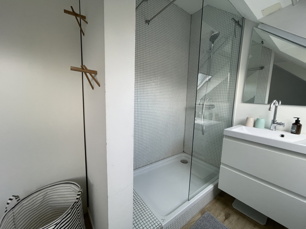 HUST Immobilien GmbH & Co. KG - Immobilienangebot - Karlsruhe / Weiherfeld-Dammerstock - Alle - Möblierte Maisonettewohnung mit zwei Schlafzimmern, zwei Bädern und WG-Eignung in Karlsruhe