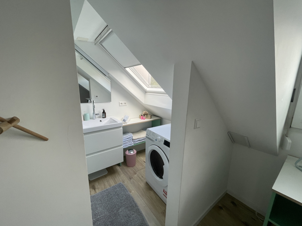 HUST Immobilien GmbH & Co. KG - Immobilienangebot - Karlsruhe / Weiherfeld-Dammerstock - Alle - Möblierte Maisonettewohnung mit zwei Schlafzimmern, zwei Bädern und WG-Eignung in Karlsruhe