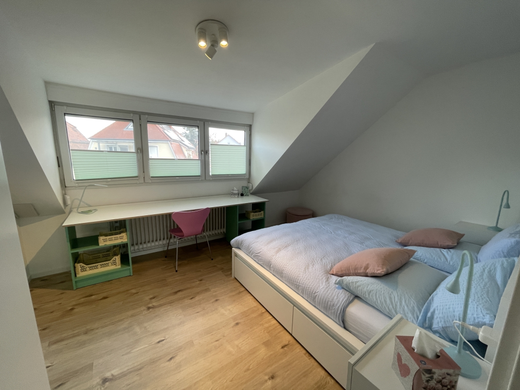 HUST Immobilien GmbH & Co. KG - Immobilienangebot - Karlsruhe / Weiherfeld-Dammerstock - Alle - Möblierte Maisonettewohnung mit zwei Schlafzimmern, zwei Bädern und WG-Eignung in Karlsruhe