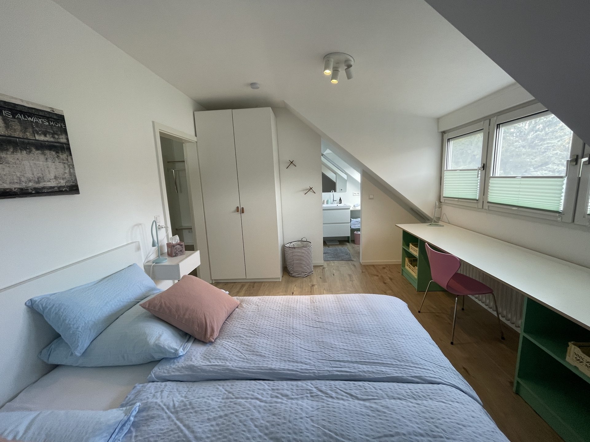 HUST Immobilien GmbH & Co. KG - Immobilienangebot - Karlsruhe / Weiherfeld-Dammerstock - Wohnungen - Möblierte Maisonettewohnung mit zwei Schlafzimmern, zwei Bädern und WG-Eignung in Karlsruhe