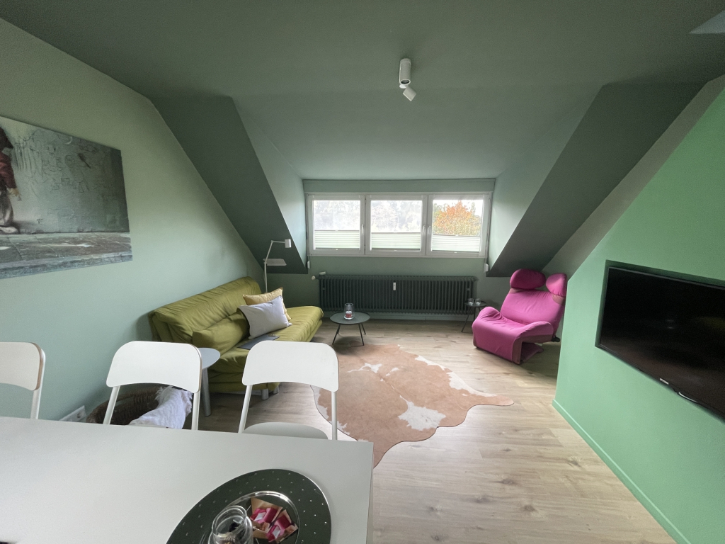 HUST Immobilien GmbH & Co. KG - Immobilienangebot - Karlsruhe / Weiherfeld-Dammerstock - Alle - Möblierte Maisonettewohnung mit zwei Schlafzimmern, zwei Bädern und WG-Eignung in Karlsruhe