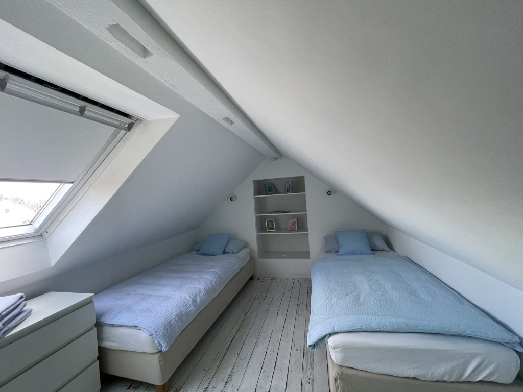 HUST Immobilien GmbH & Co. KG - Immobilienangebot - Karlsruhe / Weiherfeld-Dammerstock - Alle - Möblierte Maisonettewohnung mit zwei Schlafzimmern, zwei Bädern und WG-Eignung in Karlsruhe