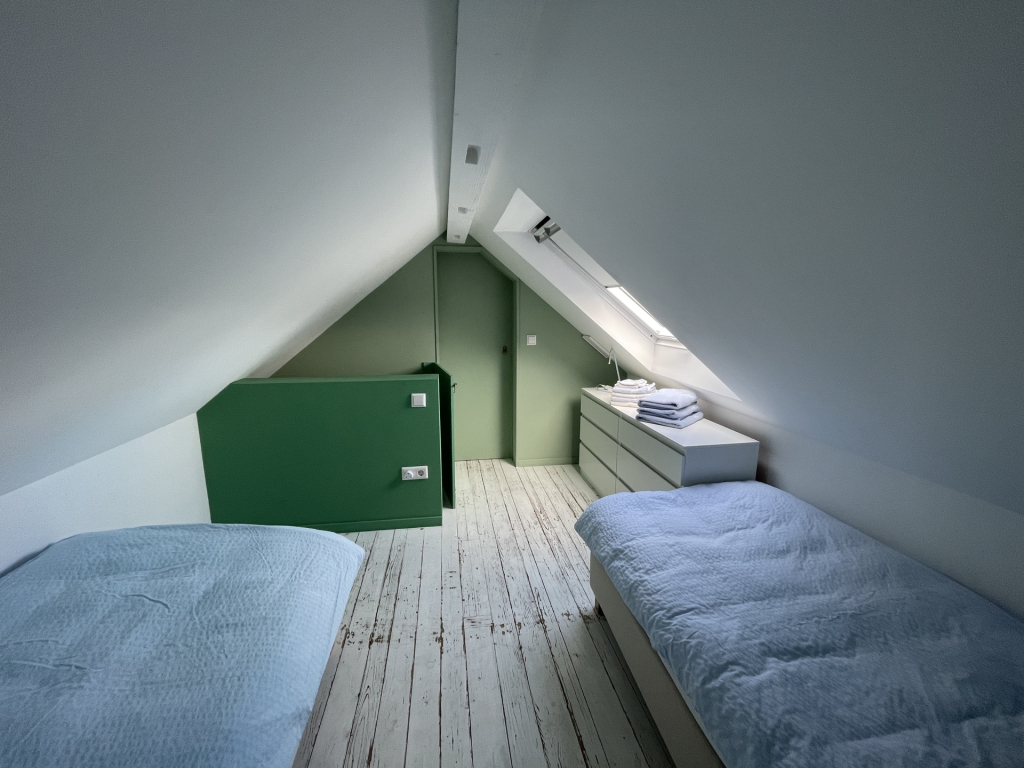 HUST Immobilien GmbH & Co. KG - Immobilienangebot - Karlsruhe / Weiherfeld-Dammerstock - Alle - Möblierte Maisonettewohnung mit zwei Schlafzimmern, zwei Bädern und WG-Eignung in Karlsruhe