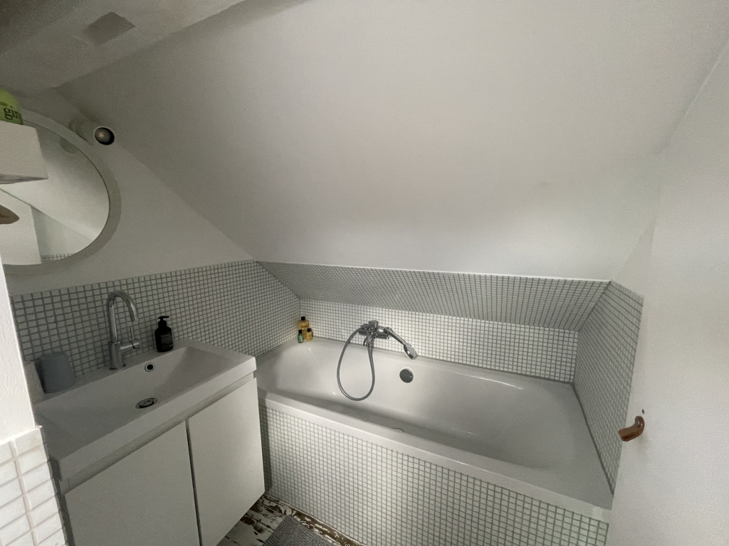 HUST Immobilien GmbH & Co. KG - Immobilienangebot - Karlsruhe / Weiherfeld-Dammerstock - Alle - Möblierte Maisonettewohnung mit zwei Schlafzimmern, zwei Bädern und WG-Eignung in Karlsruhe
