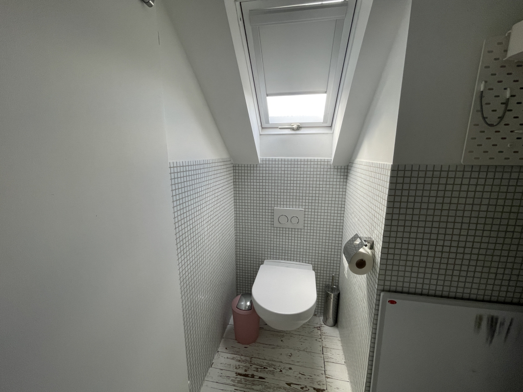 HUST Immobilien GmbH & Co. KG - Immobilienangebot - Karlsruhe / Weiherfeld-Dammerstock - Alle - Möblierte Maisonettewohnung mit zwei Schlafzimmern, zwei Bädern und WG-Eignung in Karlsruhe
