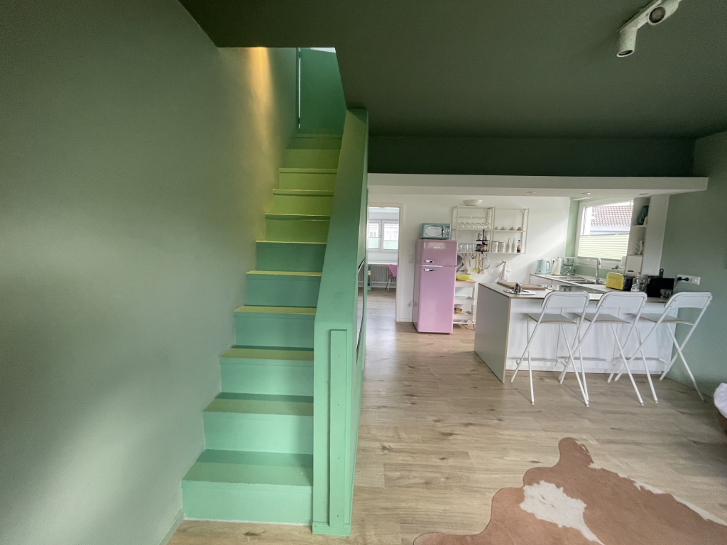 HUST Immobilien GmbH & Co. KG - Immobilienangebot - Karlsruhe / Weiherfeld-Dammerstock - Alle - Möblierte Maisonettewohnung mit zwei Schlafzimmern, zwei Bädern und WG-Eignung in Karlsruhe