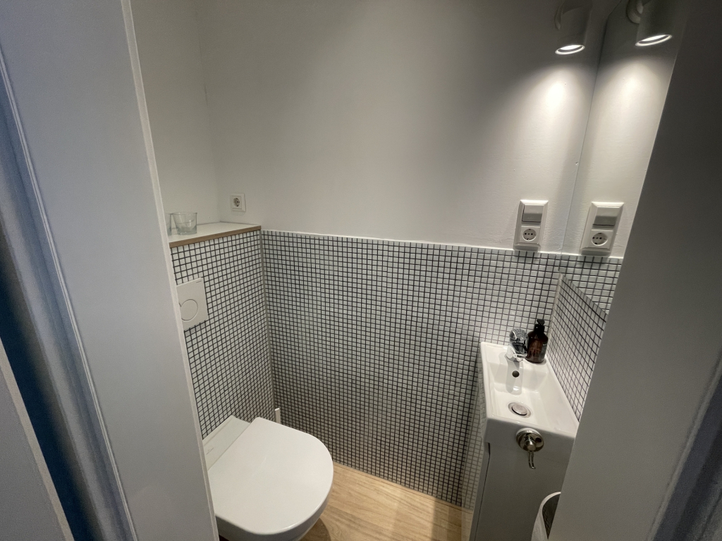 HUST Immobilien GmbH & Co. KG - Immobilienangebot - Karlsruhe / Weiherfeld-Dammerstock - Alle - Möblierte Maisonettewohnung mit zwei Schlafzimmern, zwei Bädern und WG-Eignung in Karlsruhe
