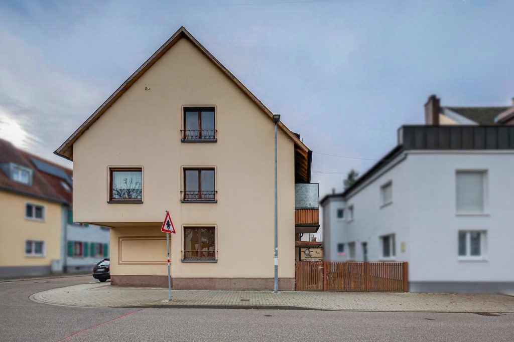 Außenbild HUST Immobilien GmbH & Co. KG - Immobilienangebot - Karlsruhe - Alle - Sanierungsbedürftige 3-Zimmer-Wohnung mit viel Gestaltungspotenzial in zentraler Lage