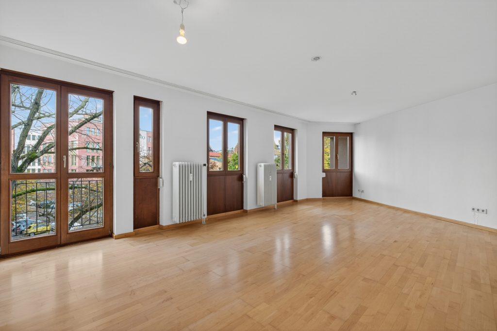 Wohnzimmer HUST Immobilien GmbH & Co. KG - Immobilienangebot - Karlsruhe / Oststadt - Alle - RESERVIERT: Leerstehende 2-Zimmer-Wohnung in der Oststadt in Uni-Nähe