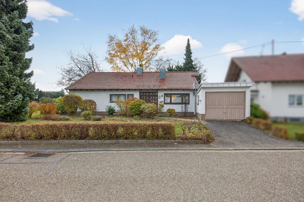 HUST Immobilien GmbH & Co. KG - Immobilienangebot - Marxzell / Schielberg - Alle - Stilvoller Bungalow mit großem Grundstück und Ausbaupotenzial in Marxzell-Schielberg