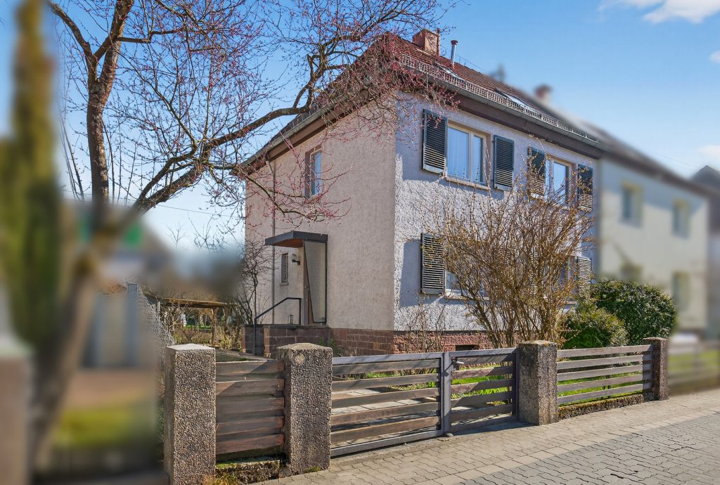 HUST Immobilien GmbH & Co. KG - Immobilienangebot - Karlsruhe / Durlach - Alle - Sanierungsbedürftige Doppelhaushälfte mit großem Grundstück in Karlsruhe-Durlach