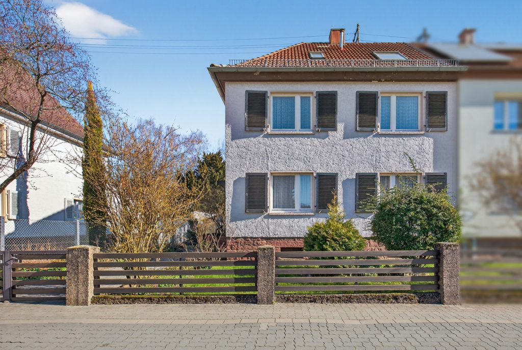 HUST Immobilien GmbH & Co. KG - Immobilienangebot - Karlsruhe / Durlach - Alle - Sanierungsbedürftige Doppelhaushälfte mit großem Grundstück in Karlsruhe-Durlach